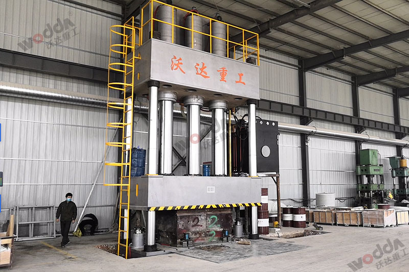 生產(chǎn)2立方玻璃鋼化糞池設(shè)備_2000噸四柱液壓機(jī)_液壓機(jī)廠家 生產(chǎn)2立方玻璃鋼化糞池設(shè)備_2000噸四柱液壓機(jī)_液壓機(jī)廠家