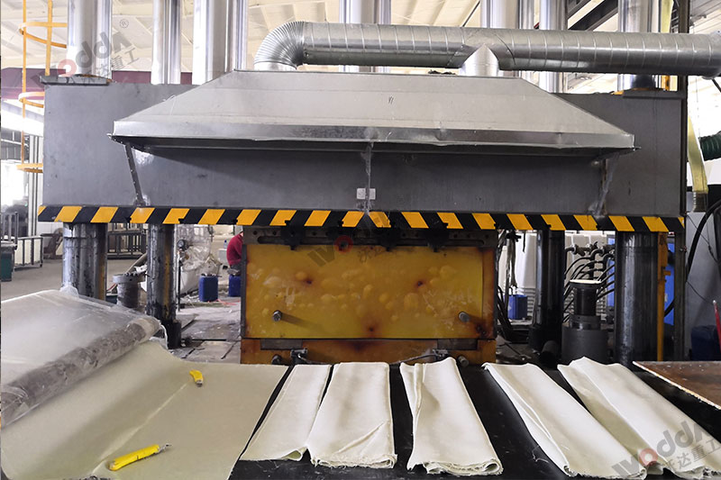 生產(chǎn)2立方玻璃鋼化糞池設(shè)備_2000噸四柱液壓機(jī)_液壓機(jī)廠家 生產(chǎn)2立方玻璃鋼化糞池設(shè)備_2000噸四柱液壓機(jī)_液壓機(jī)廠家