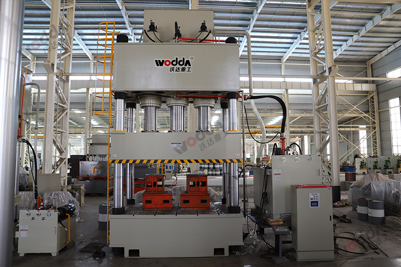 1500噸復(fù)合材料汽車配件液壓機(jī) 1500噸復(fù)合材料汽車配件液壓機(jī)