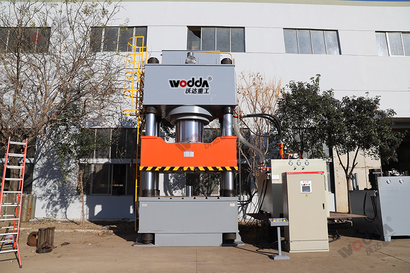 2000噸三梁四柱液壓機(jī) 2000噸三梁四柱液壓機(jī)