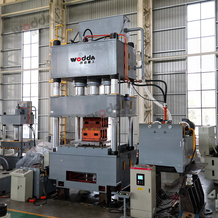 1500噸四柱拉伸液壓機(jī)車間實(shí)物 1500噸四柱拉伸液壓機(jī)車間實(shí)物