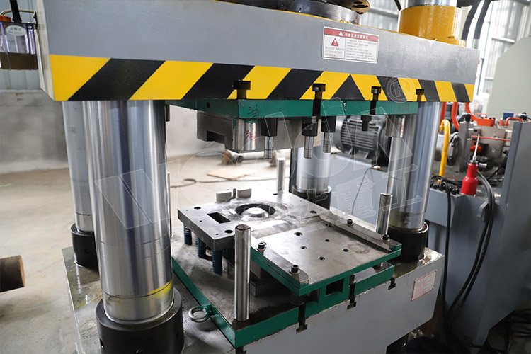 500噸錨桿托盤液壓機(jī)(工作臺) 500噸錨桿托盤液壓機(jī)(工作臺)