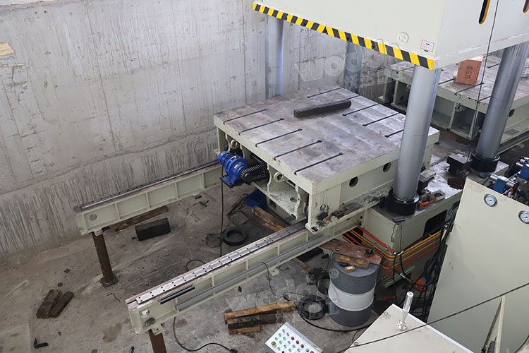 1500噸液壓機細(xì)節(jié)圖 1500噸液壓機細(xì)節(jié)圖