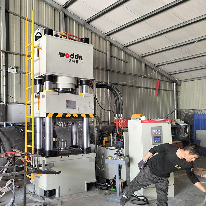 630噸熱擠壓液壓機(jī) 630噸熱擠壓液壓機(jī)