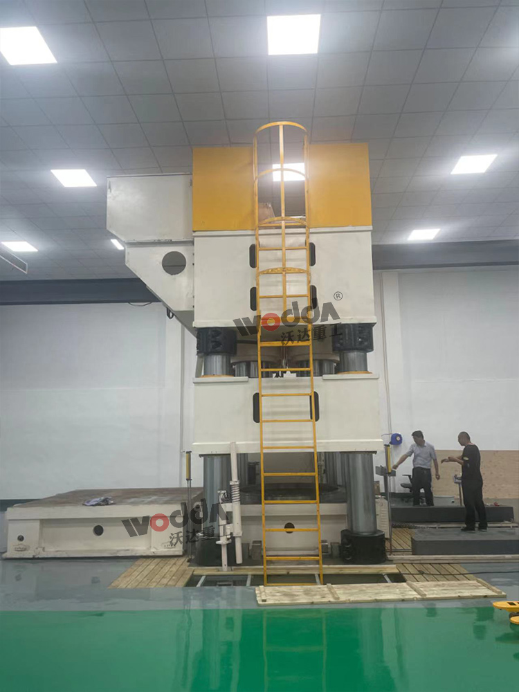 3000噸液壓機側(cè)面 3000噸液壓機側(cè)面