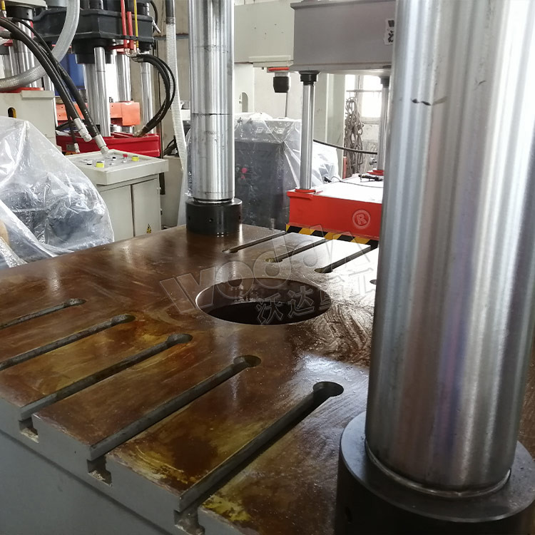 630噸四柱液壓機(jī)工作臺(tái) 630噸四柱液壓機(jī)工作臺(tái)