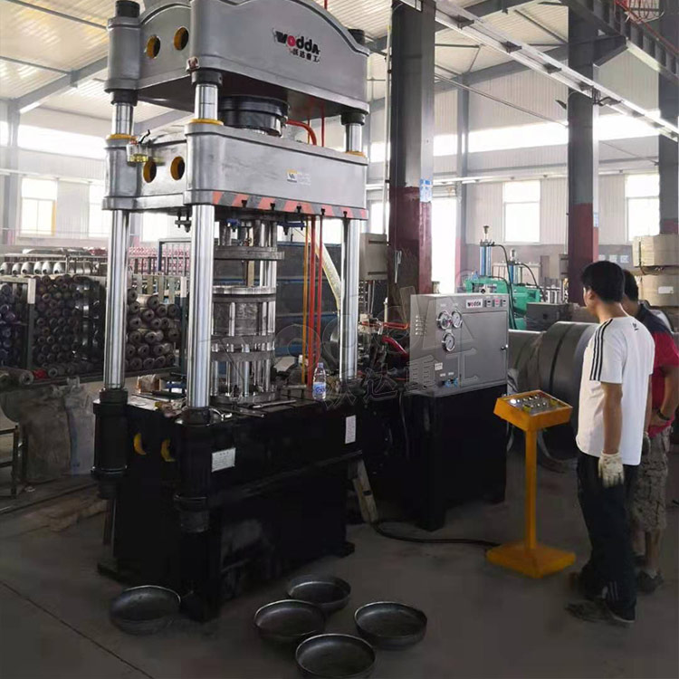 200噸煤氣罐封頭液壓機 200噸煤氣罐封頭液壓機