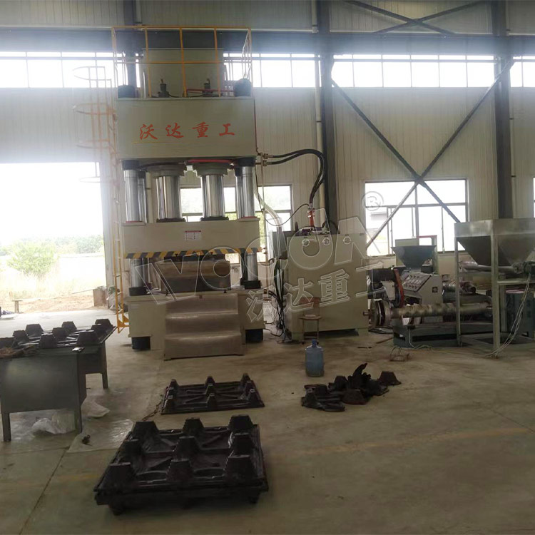 800噸塑料托盤液壓機(jī)客戶現(xiàn)場(chǎng) 800噸塑料托盤液壓機(jī)客戶現(xiàn)場(chǎng)