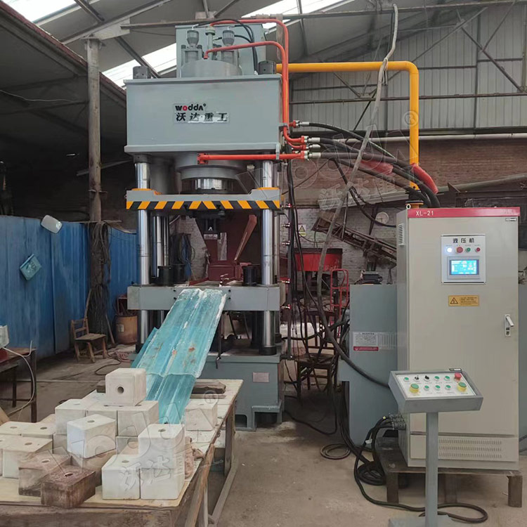 630噸鹽磚機(jī) 630噸鹽磚機(jī)