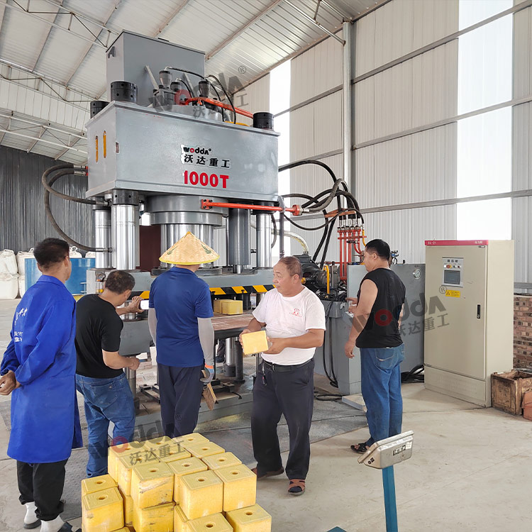 1000噸鹽磚機(jī) 1000噸鹽磚機(jī)