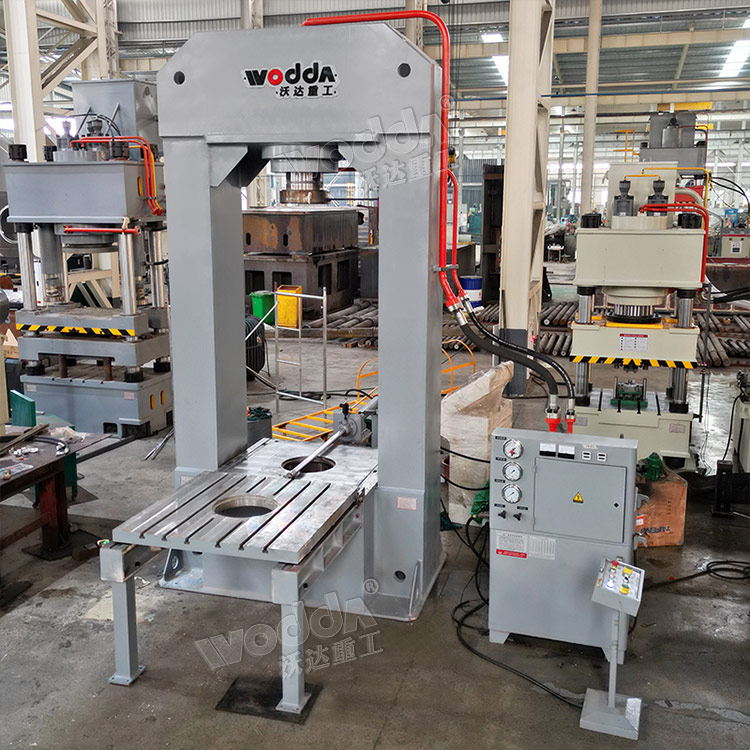 315噸龍門式液壓機(jī)車間調(diào)完成 315噸龍門式液壓機(jī)車間調(diào)完成