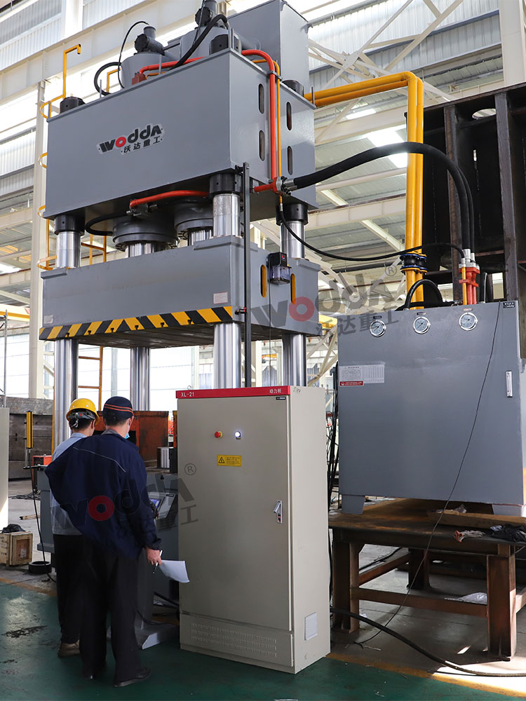 1000噸雙缸伺服液壓機(jī)車間試機(jī) 1000噸雙缸伺服液壓機(jī)車間試機(jī)