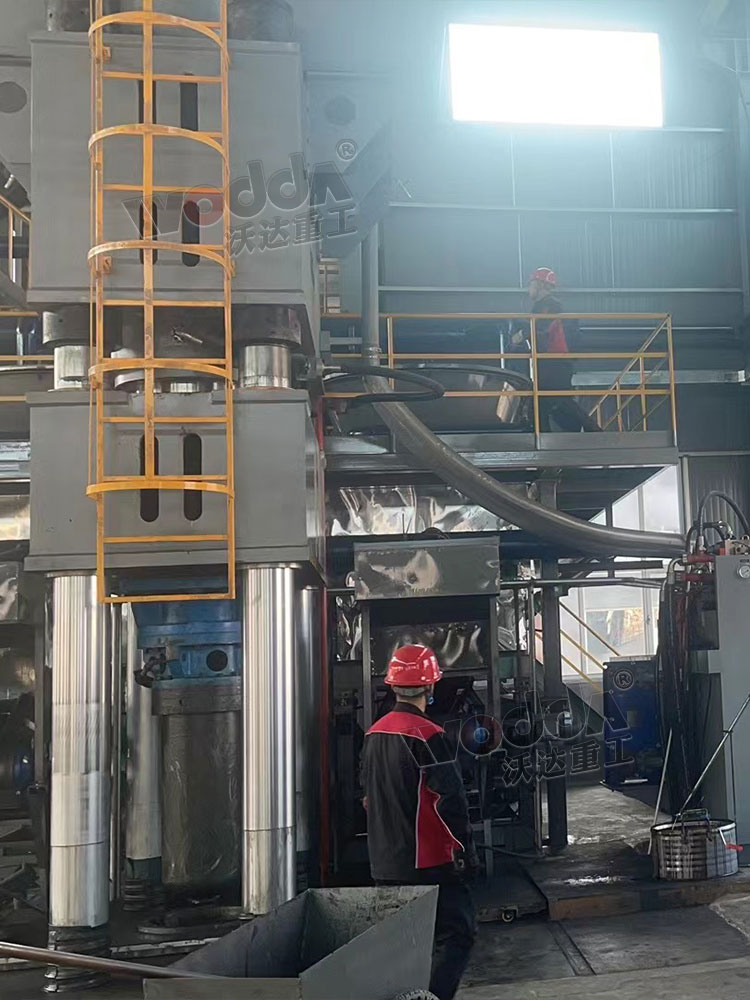 2000噸石墨坩堝液壓機(jī) 2000噸石墨坩堝液壓機(jī)