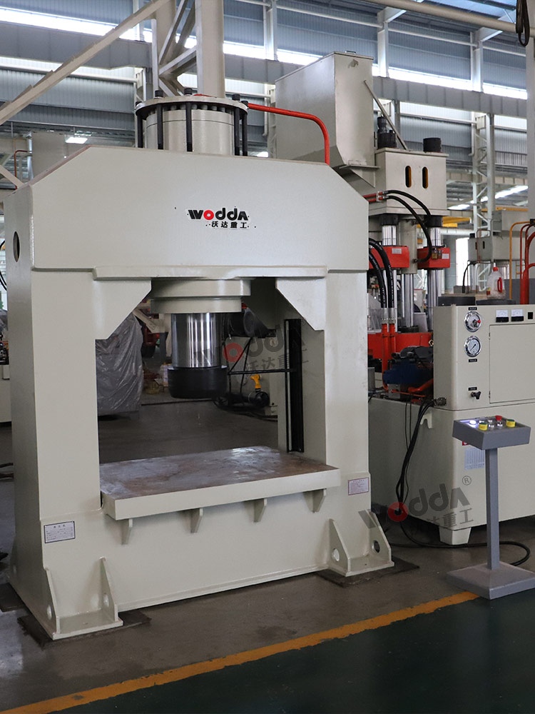 315噸龍門(mén)液壓機(jī) 315噸龍門(mén)液壓機(jī)