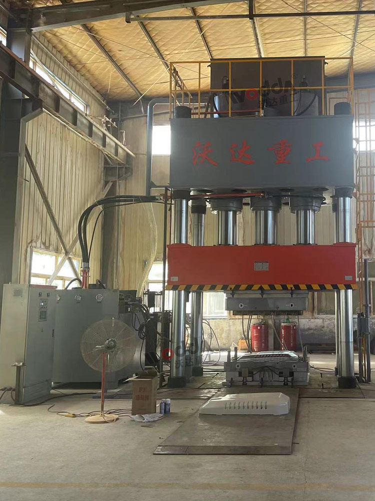 1500噸汽車覆蓋件模壓成型液壓機(jī) 1500噸汽車覆蓋件模壓成型液壓機(jī)