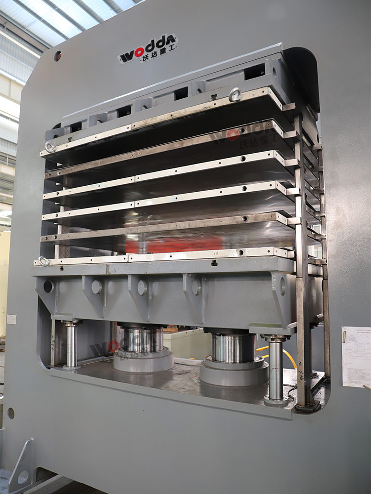 400噸復(fù)合板材多層熱壓機車架調(diào)試完成 400噸復(fù)合板材多層熱壓機車架調(diào)試完成