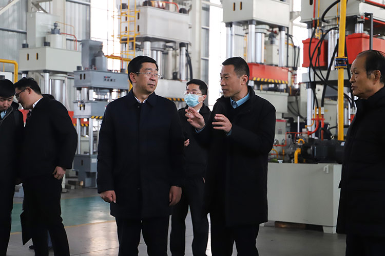 徐州市委常委、經(jīng)開區(qū)黨工委書記張克一行觀看車間