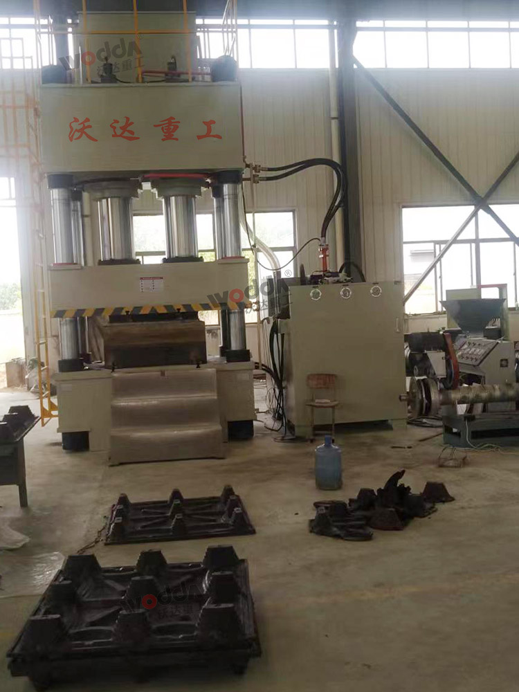 800噸塑料托盤成型液壓機(jī) 800噸塑料托盤成型液壓機(jī)