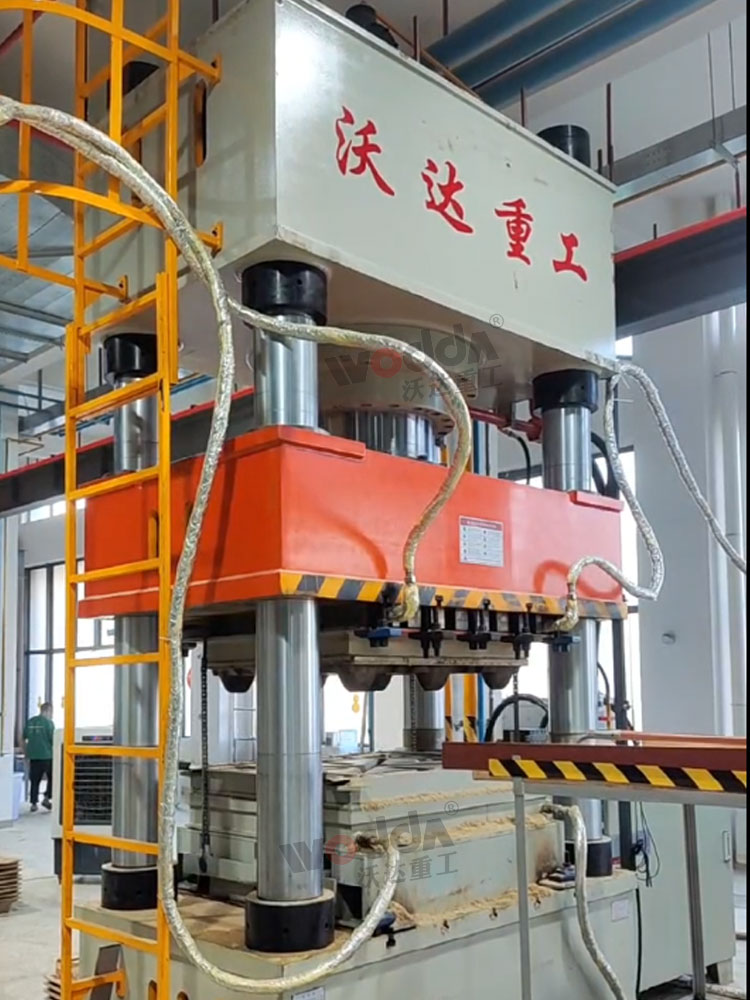 木屑托盤成型液壓機(jī)客戶現(xiàn)場(chǎng) 木屑托盤成型液壓機(jī)客戶現(xiàn)場(chǎng)