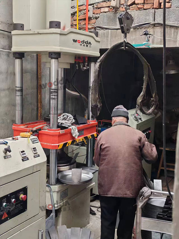 100噸不銹鋼鍋拉伸液壓機現(xiàn)場 100噸不銹鋼鍋拉伸液壓機現(xiàn)場