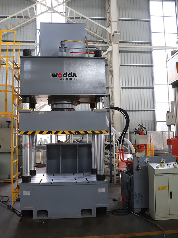 500噸四柱液壓機(jī)車間實物圖 500噸四柱液壓機(jī)車間實物圖