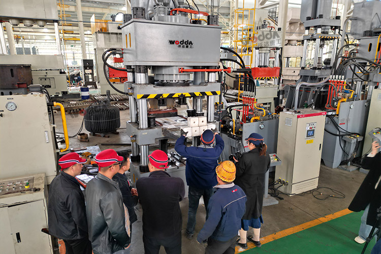 630噸牛羊舔磚液壓機(jī)試機(jī)現(xiàn)場(chǎng) 630噸牛羊舔磚液壓機(jī)試機(jī)現(xiàn)場(chǎng)