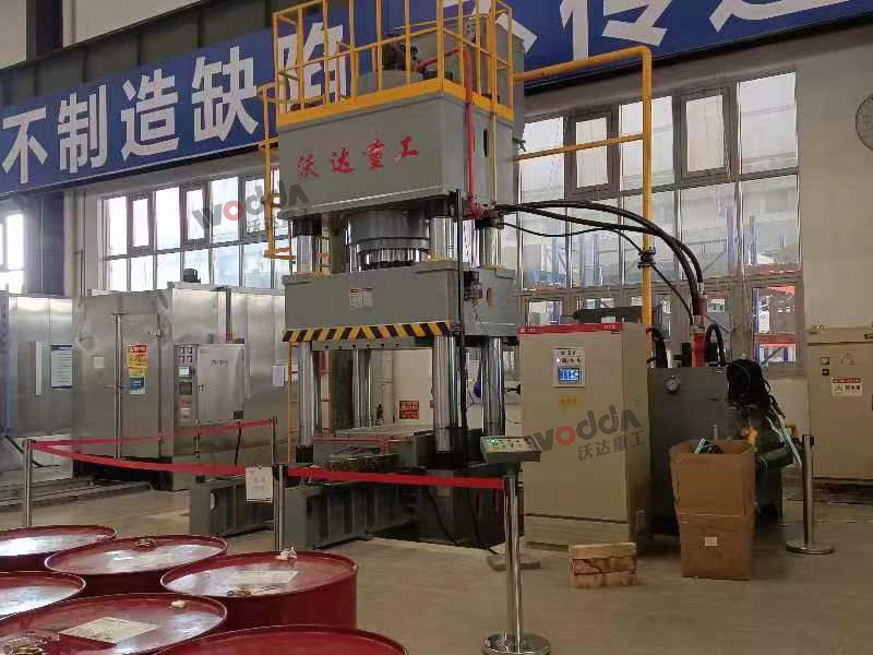 1000噸復(fù)合材料成型四柱液壓機(jī) 1000噸復(fù)合材料成型四柱液壓機(jī)