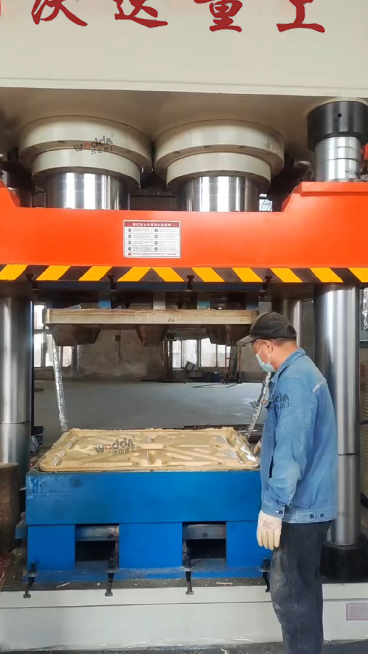 開(kāi)模取出木屑托盤 開(kāi)模取出木屑托盤