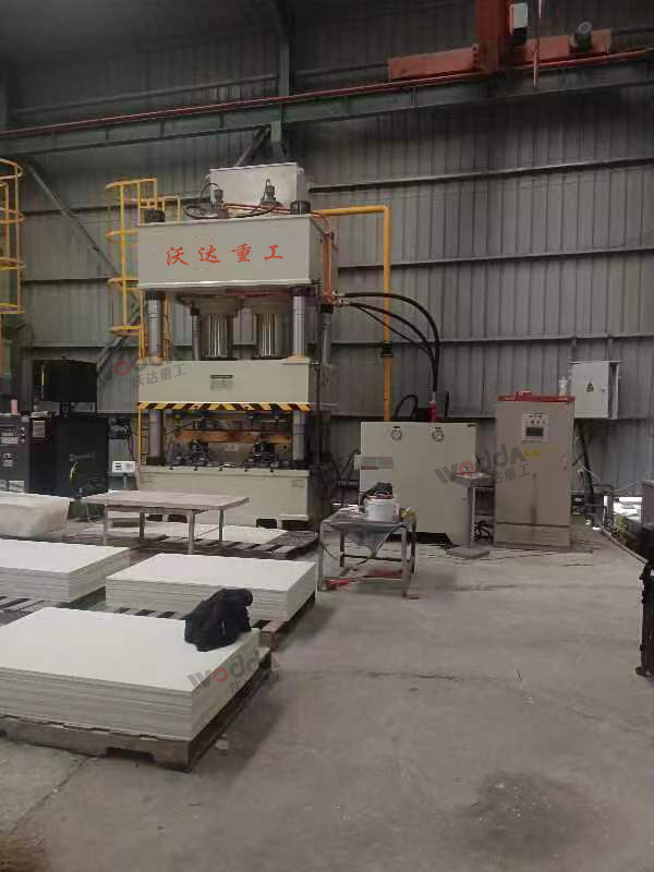 630噸雙缸四柱液壓機(jī) 630噸雙缸四柱液壓機(jī)