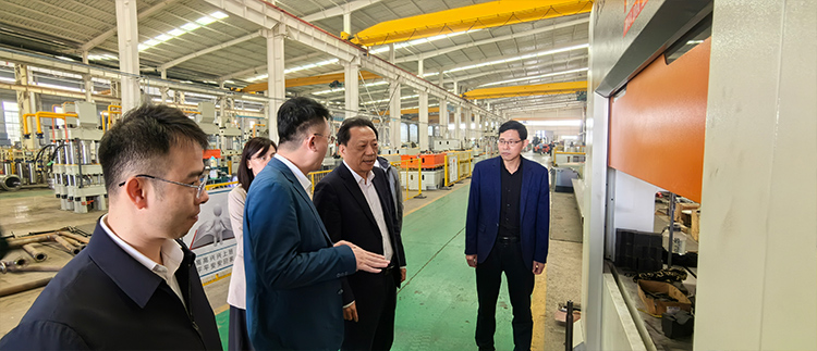 劉局長(zhǎng)一行參觀車(chē)間 劉局長(zhǎng)一行參觀車(chē)間