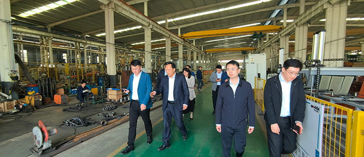 劉局長(zhǎng)一行參觀車(chē)間 劉局長(zhǎng)一行參觀車(chē)間