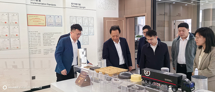 李經(jīng)理為劉局長(zhǎng)一行講解展品 李經(jīng)理為劉局長(zhǎng)一行講解展品