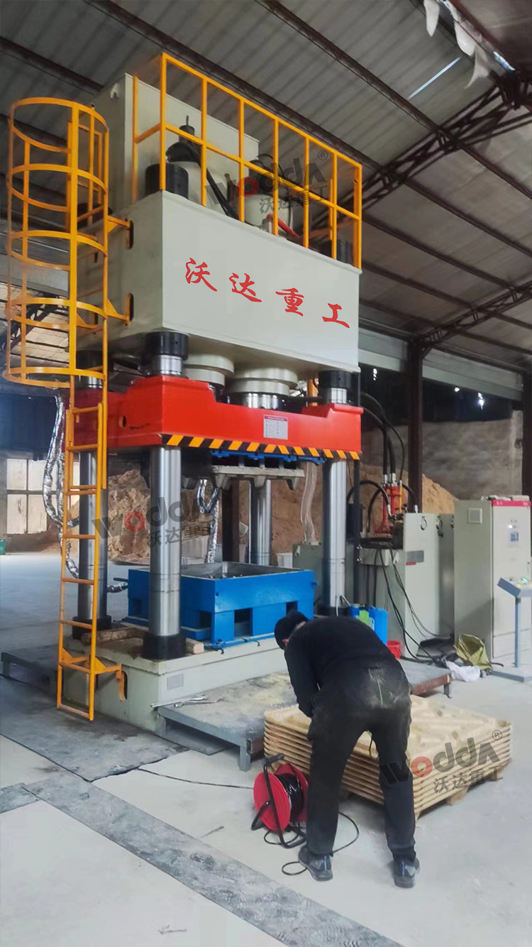 1250噸四柱液壓機(jī)加工木屑托盤(pán) 1250噸四柱液壓機(jī)加工木屑托盤(pán)