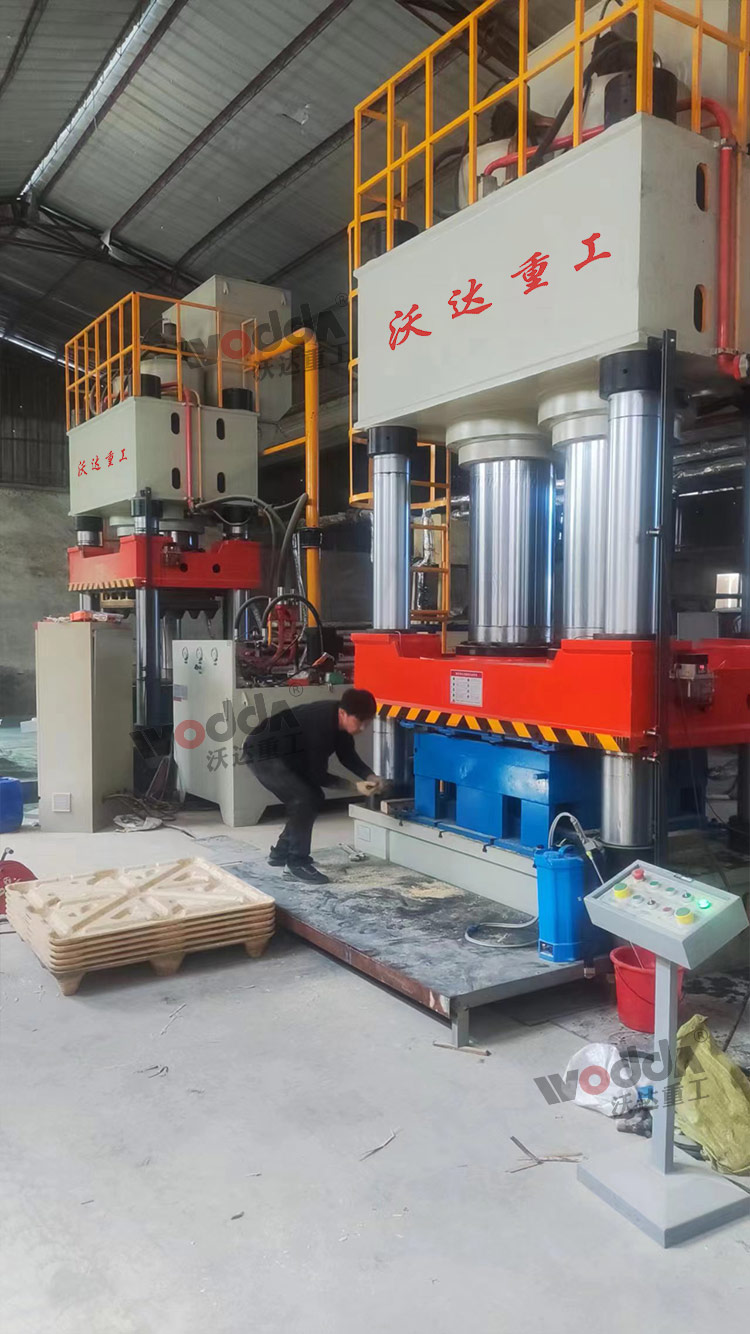 1250噸四柱液壓機(jī)客戶現(xiàn)場(chǎng) 1250噸四柱液壓機(jī)客戶現(xiàn)場(chǎng)