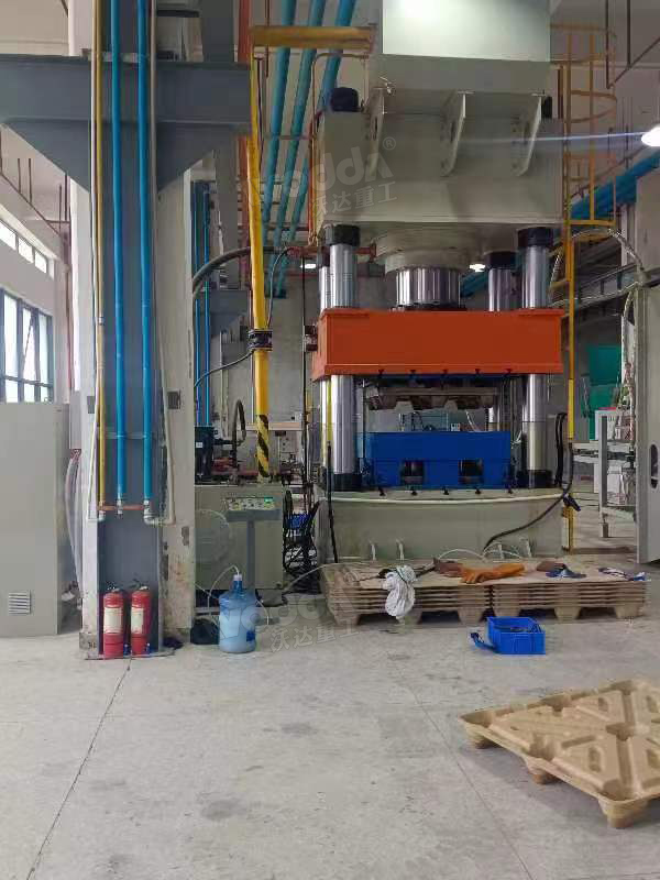 1000噸三梁四柱液壓機(jī)加工木屑托盤現(xiàn)場(chǎng) 1000噸三梁四柱液壓機(jī)加工木屑托盤現(xiàn)場(chǎng)