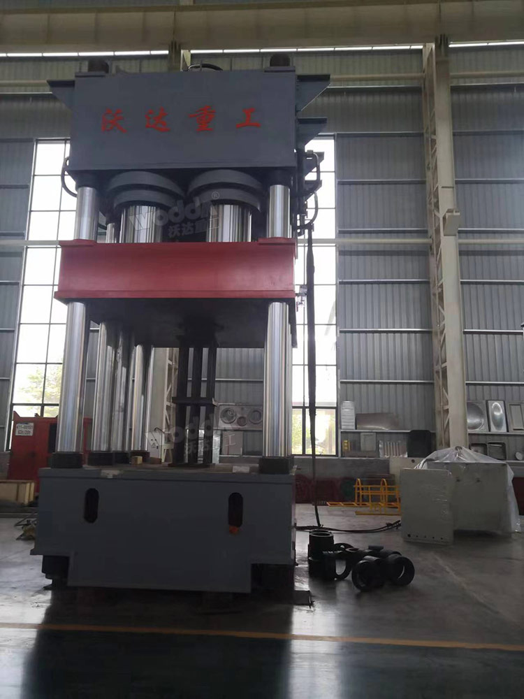 4500噸鋼木門(mén)壓花機(jī) 4500噸鋼木門(mén)壓花機(jī)