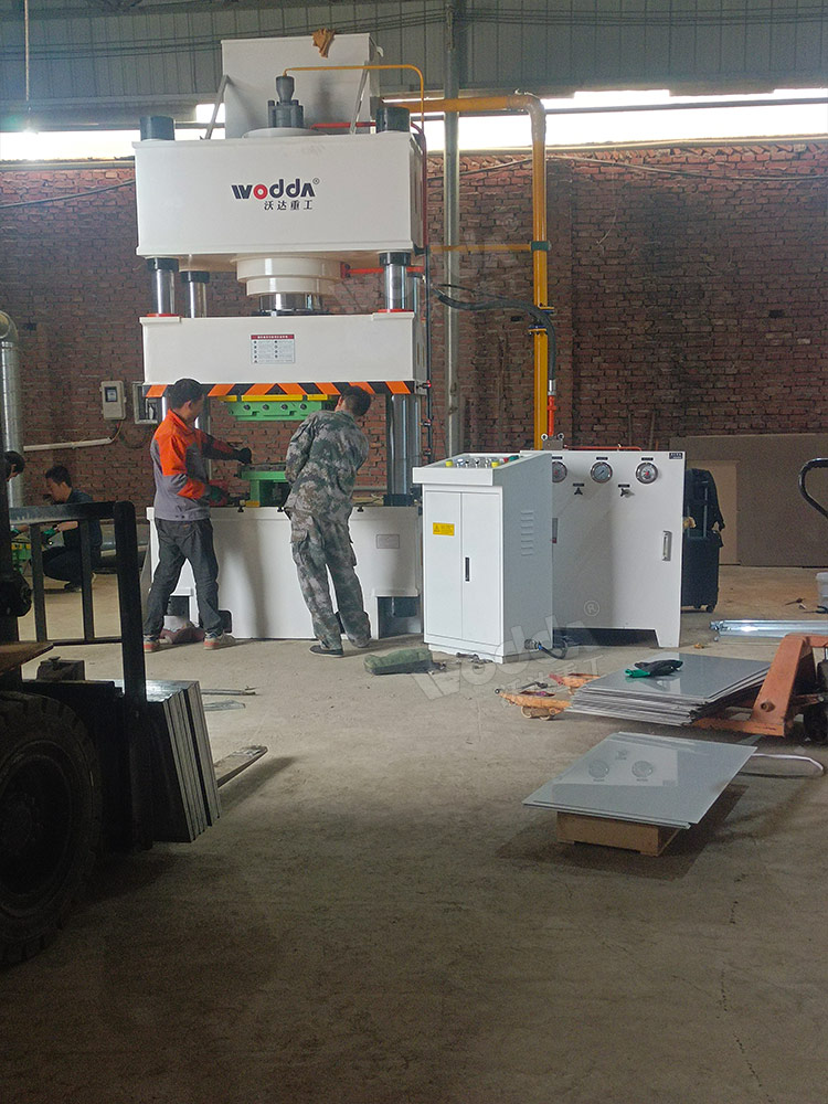 400噸不銹鋼水箱板液壓機客戶現(xiàn)場 400噸不銹鋼水箱板液壓機客戶現(xiàn)場