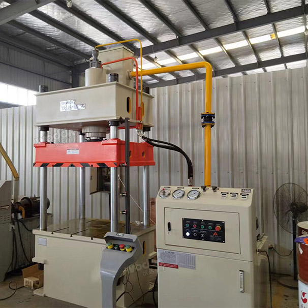 100噸三梁四柱液壓機(jī)安裝完成 100噸三梁四柱液壓機(jī)安裝完成