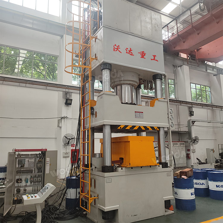 800噸冷擠壓成型液壓機安轉完成 800噸冷擠壓成型液壓機安轉完成