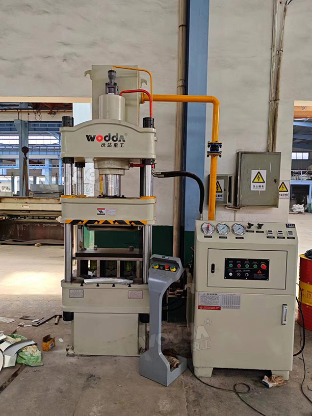 100噸三梁四柱液壓機(jī)客戶車間試機(jī) 100噸三梁四柱液壓機(jī)客戶車間試機(jī)