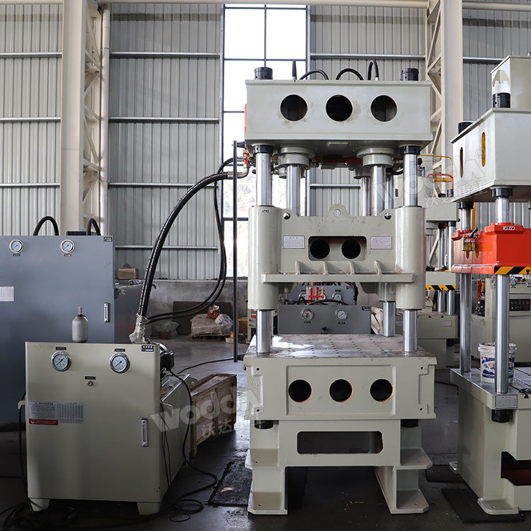 200噸四柱液壓機(jī) 200噸四柱液壓機(jī)