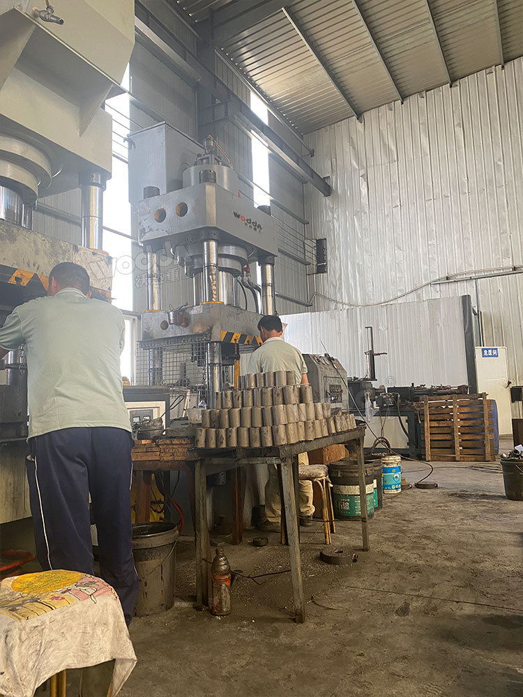 500噸三梁四柱液壓機(jī)客戶車間 500噸三梁四柱液壓機(jī)客戶車間