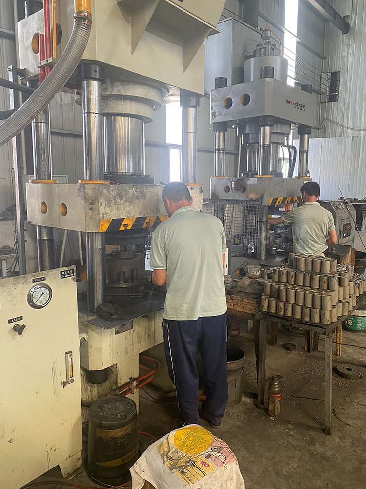 500噸鋁制品冷擠壓成型液壓機(jī) 500噸鋁制品冷擠壓成型液壓機(jī)