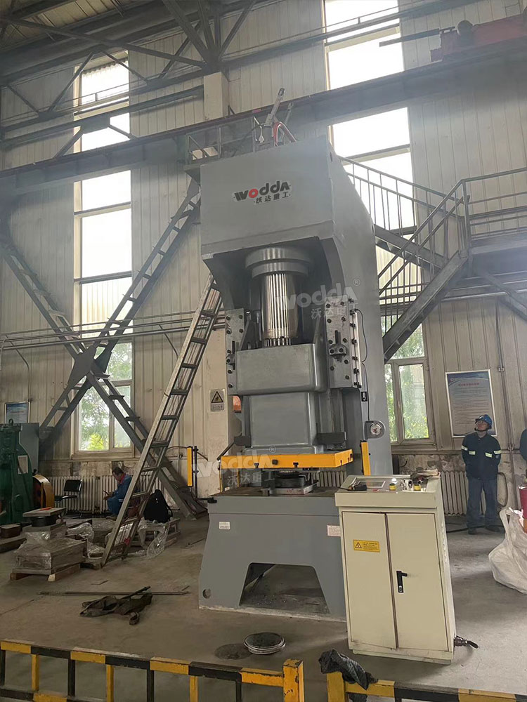 400噸液壓沖床客戶車間試機(jī) 400噸液壓沖床客戶車間試機(jī)