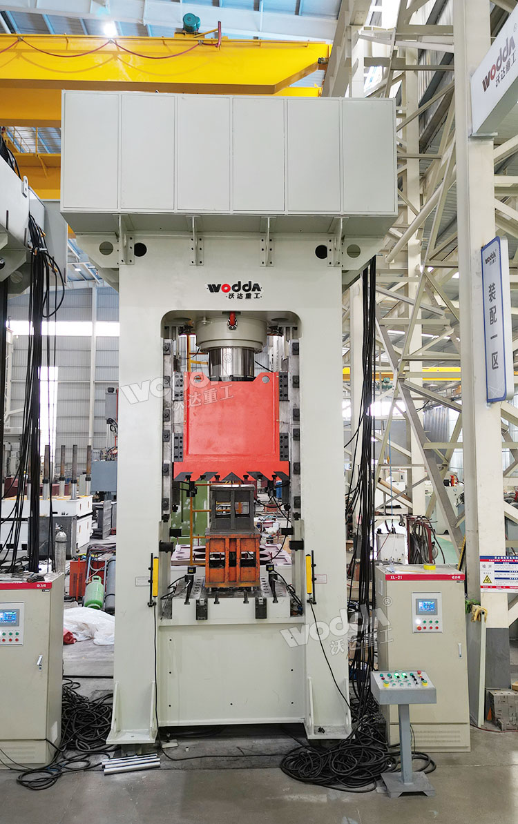 630噸框架式液壓機(jī)車間實(shí)物 630噸框架式液壓機(jī)車間實(shí)物