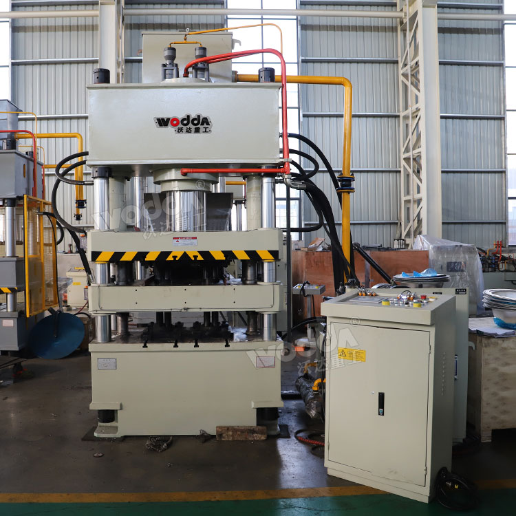 250噸四梁四柱液壓機(jī)車間實(shí)物 250噸四梁四柱液壓機(jī)車間實(shí)物