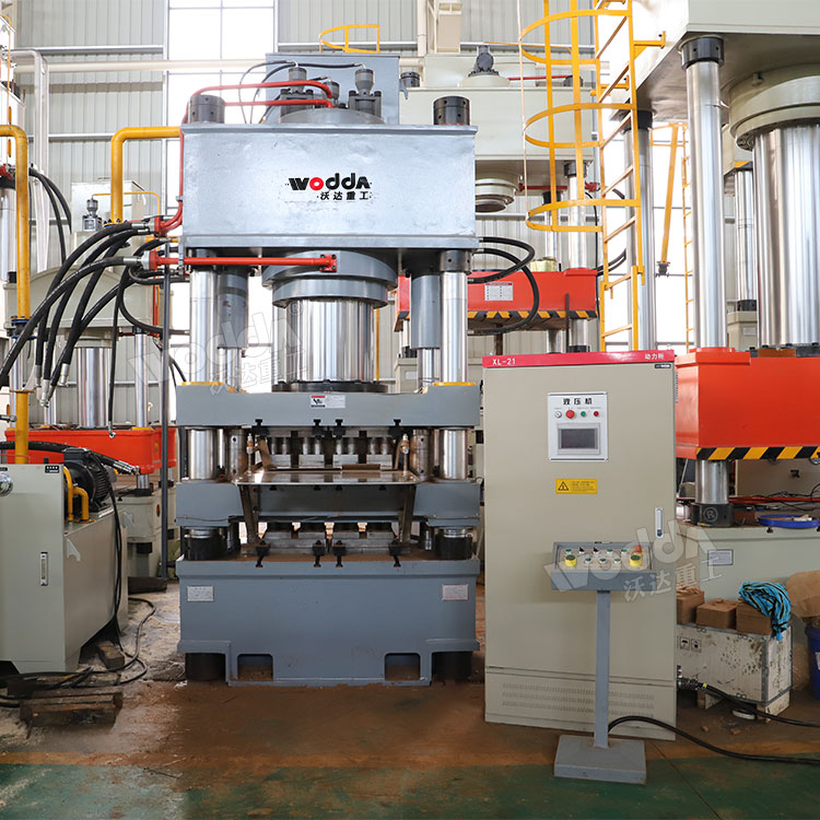 630噸四梁四柱液壓機(jī) 630噸四梁四柱液壓機(jī)