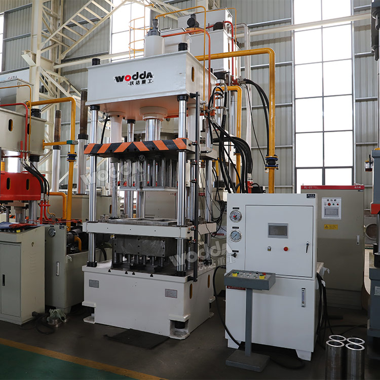 100噸四梁四柱液壓機車間實物 100噸四梁四柱液壓機車間實物