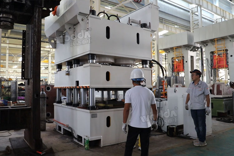 2400噸鋼木門(mén)壓花機(jī)試機(jī) 2400噸鋼木門(mén)壓花機(jī)試機(jī)