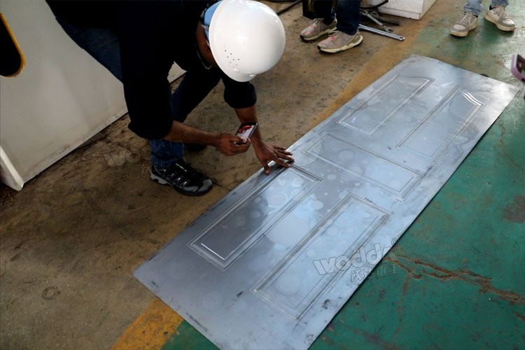 印度客戶現(xiàn)場(chǎng)檢驗(yàn)門(mén)板.jpg 印度客戶現(xiàn)場(chǎng)檢驗(yàn)門(mén)板.jpg